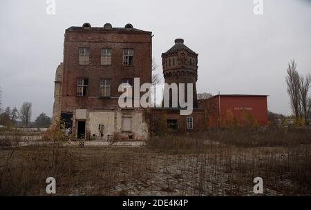 Berlin, Deutschland. November 2020. Der historische Wasserturm an der Kleinen Eiswerderstraße in Haselhorst ragt zwischen Ruine und CCC-Filmstudios des legendären und verstorbenen Filmproduzenten Artur 'Atze' Brauner in den Himmel. Auf dem 11500 Quadratmeter großen Grundstück in unmittelbarer Nähe zum Spandauer See sollen Wohn- und Geschäftsräume errichtet werden. Der Wasserturm der königlichen Pulverfabrik soll im Rahmen des Bauvorhabens entsprechend der Erhaltungsordnung saniert werden. Quelle: Paul Zinken/dpa-Zentralbild/ZB/dpa/Alamy Live News Stockfoto