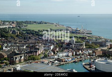 Luftaufnahme über Portsmouth mit der historischen Kathedrale, und darüber hinaus nach Southsea Common mit dem Jahrmarkt und Strand. Stockfoto