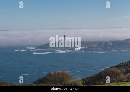 Blick auf die Mündung EINES Coruña und den Turm des Herkules vom Monte San Pedro in A Coruña, Spanien Stockfoto