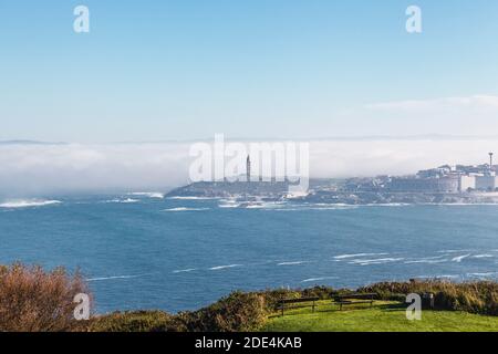 Blick auf die Mündung EINES Coruña und den Turm des Herkules vom Monte San Pedro in A Coruña, Spanien Stockfoto