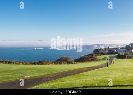 Blick auf die Mündung EINES Coruña und den Turm des Herkules vom Monte San Pedro in A Coruña, Spanien Stockfoto