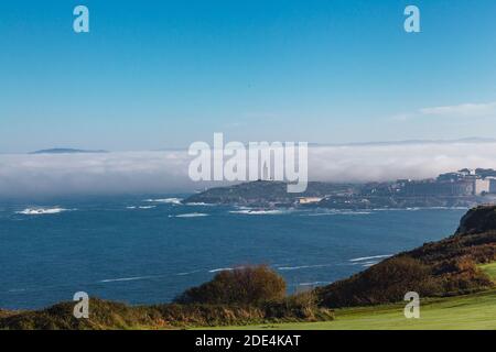 Blick auf die Mündung EINES Coruña und den Turm des Herkules vom Monte San Pedro in A Coruña, Spanien Stockfoto