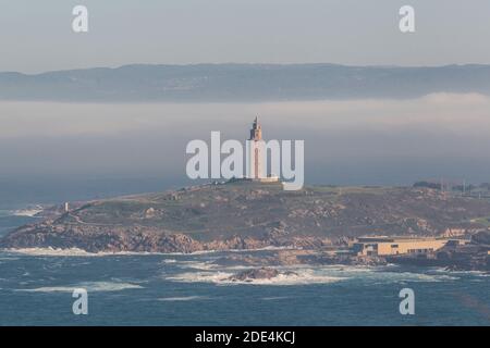 Blick auf die Mündung EINES Coruña und den Turm des Herkules vom Monte San Pedro in A Coruña, Spanien Stockfoto