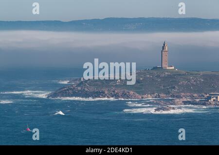 Blick auf die Mündung EINES Coruña und den Turm des Herkules vom Monte San Pedro in A Coruña, Spanien Stockfoto