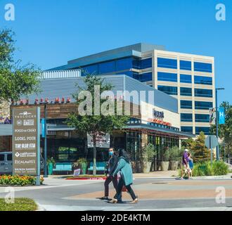 Restaurant Row in Hughes Landing Mixed-Use-Entwicklung in den Woodlands, Texas. Käufer und Besucher mit Masken zum Schutz von Covid-19. Stockfoto