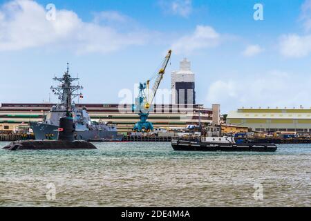 Wartung und Unterstützung der japanischen U-Boot- und Schiffsflotte auf der Joint Base Pearl Harbor Hickam - sowohl Marine- als auch Luftwaffenstützpunkte kombiniert - auf Oahu auf Hawaii. Stockfoto