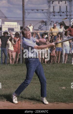 Jimmy Carter bei Fledermaus während eines Softballspiels in Plains GA Ca. Juli 1977 Stockfoto