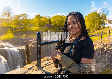 Afro Latina Woman in Paterson Great Falls New Jersey USA mit Zöpfen Stockfoto