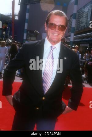 Universal City, California, USA 20. April 1996 Schauspieler Roger Moore nimmt am 20. April 1996 an Universal Pictures' 'The Quest' im Cineplex Odeon Universal City Cinemas in Universal City, Kalifornien, USA Teil. Foto von Barry King/Alamy Stockfoto Stockfoto