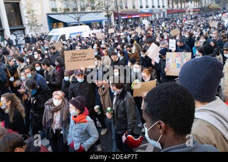 Paris, Frankreich. November 2020. Während der Demonstration marschieren die Demonstranten auf der Straße.Tausende Demonstranten gingen auf die Straße in Paris, Frankreich, um gegen das umstrittene Sicherheitsgesetz zu demonstrieren, das den Austausch von Bildern von Polizisten einschränken würde. Kredit: SOPA Images Limited/Alamy Live Nachrichten Stockfoto