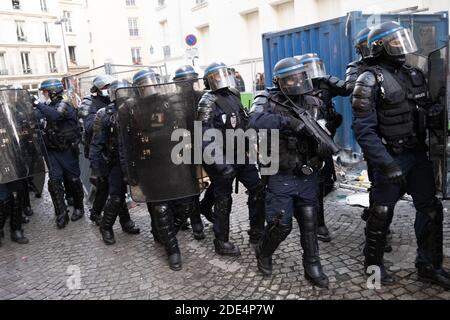 Paris, Frankreich. November 2020. Während der Demonstration patrouilliert die Bereitschaftspolizei auf der Straße.Tausende Demonstranten gingen auf die Straße in Paris, Frankreich, um gegen das umstrittene Sicherheitsgesetz zu demonstrieren, das den Austausch von Bildern von Polizisten einschränken würde. Kredit: SOPA Images Limited/Alamy Live Nachrichten Stockfoto