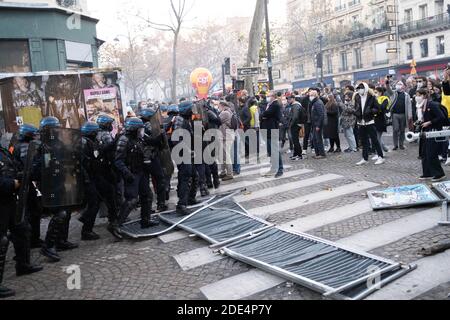 Paris, Frankreich. November 2020. Während der Demonstration durchstreiken die Polizisten die Menge.Tausende Demonstranten gingen auf die Straße in Paris, Frankreich, um gegen das umstrittene Sicherheitsgesetz zu demonstrieren, das den Austausch von Bildern von Polizeibeamten einschränken würde. Kredit: SOPA Images Limited/Alamy Live Nachrichten Stockfoto