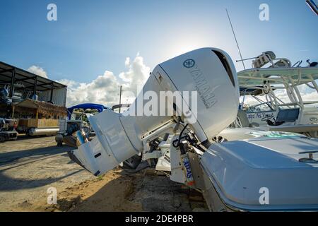 Ein Yamaha Viertaktmotor ist in einem Trockenlager in einer Marina in Florida montiert. Stockfoto