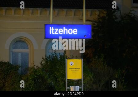 Itzehoe, Deutschland. November 2020. Ein Schild mit der Aufschrift 'Itzehoe' hängt nachts über dem Raucherbereich am Bahnhof Itzehoe. Quelle: Jonas Walzberg/dpa/Alamy Live News Stockfoto