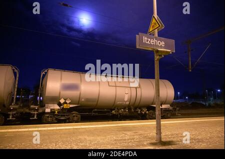 Itzehoe, Deutschland. November 2020. Der Tankwagen, auf den die Menschen geklettert waren, steht im Mondlicht auf einer Spur neben der Itzehoe-Station. Zwei Personen kletterten auf einen Wagen in Itzehoe Station und wurden durch einen elektrischen Schlag von der Oberleitung getötet. Eine andere Person sei leicht verletzt worden, sagte ein Sprecher der Bundespolizei in der Nacht vom Sonntag. Quelle: Jonas Walzberg/dpa - ACHTUNG: Die Beschriftung und Nummer auf dem Güterwagen wurden aus rechtlichen Gründen verpixelt./dpa/Alamy Live News Stockfoto