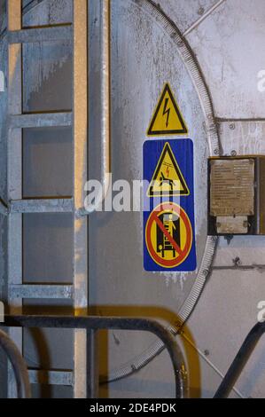 Itzehoe, Deutschland. November 2020. Warnschilder sind am Tankwagen zu sehen, auf den die Menschen geklettert waren. Zwei Personen kletterten auf einen Wagen in Itzehoe Station und wurden durch einen elektrischen Schlag von der Oberleitung getötet. Eine andere Person sei leicht verletzt worden, sagte ein Sprecher der Bundespolizei am Sonntagabend. Quelle: Jonas Walzberg/dpa/Alamy Live News Stockfoto