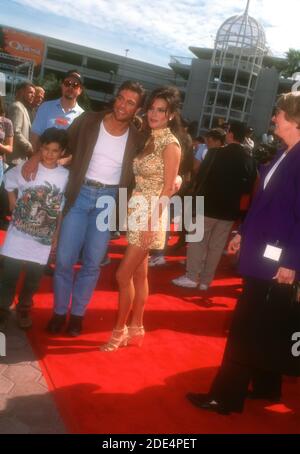 Universal City, California, USA 20. April 1996 Kristopher Van Varenberg Vater Regisseur/Schauspieler Jean-Claude Van Damme und Model Darcy LaPier und Publizist Pat Kingsley kommen am 20. April 1996 bei Universal Pictures' 'The Quest' im Cineplex Odeon Universal City Cinemas in Universal City, Kalifornien, USA an. Foto von Barry King/Alamy Stockfoto Stockfoto