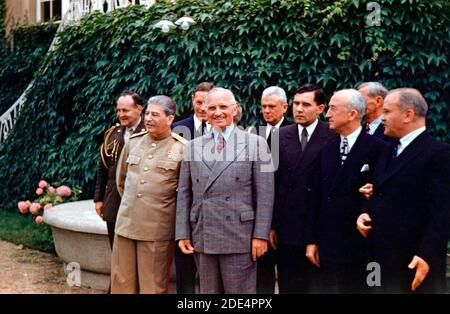 Harry S. Truman und Joseph Stalin treffen sich in Potsdam. Von links nach rechts, Reihe 1: Joseph Stalin, Harry S. Truman, sowjetischer Botschafter Andrei Gromyko, Staatssekretär James Byrnes und sowjetischer Außenminister Wjatscheslaw Molotow. Zweite Reihe: General Harry Vaughan, Interpret Charles Bohlen, Interpret V. N. Pavlov (meist verdeckt von Truman), Captain James K. Vardaman und Charles Ross (teilweise verdeckt), 18. Juli 1945 Stockfoto