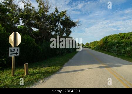 Ein Schild weist an einem warmen Nachmittag in Ponce Inlet, Florida, auf die Ausfahrt. Stockfoto