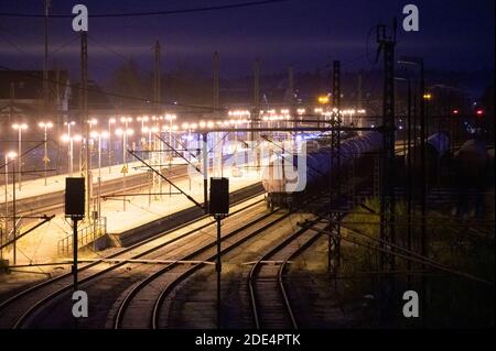 Itzehoe, Deutschland. November 2020. Der Kesselwagen, auf dem die Menschen geklettert waren, steht auf einer Schiene neben dem Bahnhof Itzehoe. Zwei Personen kletterten auf einen Wagen in Itzehoe Station und wurden durch einen elektrischen Schlag von der Oberleitung getötet. Eine andere Person sei leicht verletzt worden, sagte ein Sprecher der Bundespolizei in der Nacht vom Sonntag. Quelle: Jonas Walzberg/dpa/Alamy Live News Stockfoto