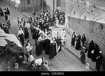 Originalunterschrift: Via Dolorosa, Beginn am Stephanstor. Pilger tragen Kreuz auf der Via Dolorosa. - Lage: Jerusalem ca. 1900 Stockfoto