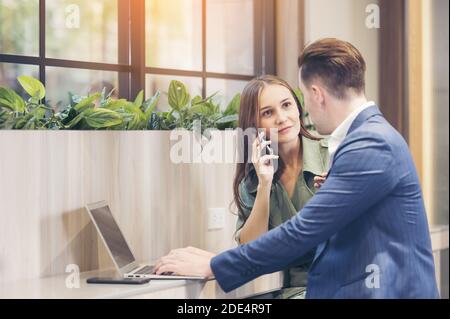 Zusammenarbeit in einem Café, Geschäftstreffen von Partnern in Coffee Shop. Stockfoto