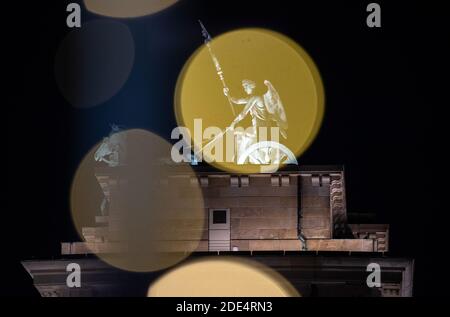 Berlin, Deutschland. November 2020. Die Quadriga am Brandenburger Tor ist zwischen einer weihnachtlichen Beleuchtung zu sehen. (Langzeitbelichtung) Kredit: Paul Zinken/dpa/Alamy Live News Stockfoto