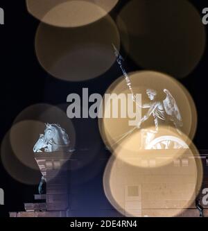 Berlin, Deutschland. November 2020. Die Quadriga am Brandenburger Tor ist zwischen einer weihnachtlichen Beleuchtung zu sehen. (Langzeitbelichtung) Kredit: Paul Zinken/dpa/Alamy Live News Stockfoto