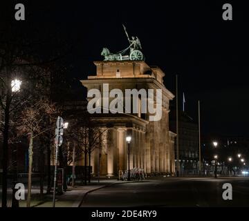 Berlin, Deutschland. November 2020. Der Bereich um das Brandenburger Tor wird bezeichnet. (Langzeitbelichtung) Kredit: Paul Zinken/dpa/Alamy Live Nachrichten Stockfoto