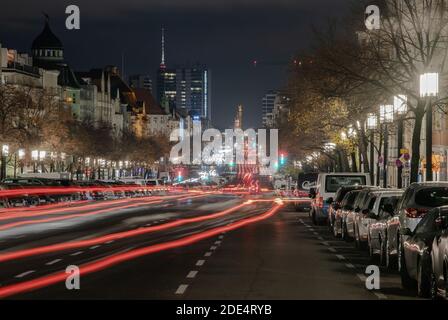 Berlin, Deutschland. November 2020. Fahrzeuge auf dem Kaiserdamm sind bei der Langzeitbelichtung nur als farbige Lichtstreifen sichtbar. Quelle: Paul Zinken/dpa/Alamy Live News Stockfoto