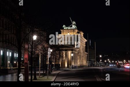 Berlin, Deutschland. November 2020. Der Bereich um das Brandenburger Tor wird bezeichnet. (Langzeitbelichtung) Kredit: Paul Zinken/dpa/Alamy Live Nachrichten Stockfoto