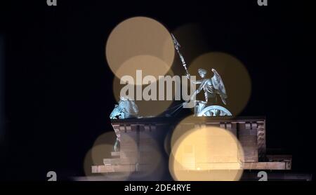 Berlin, Deutschland. November 2020. Die Quadriga am Brandenburger Tor ist zwischen einer weihnachtlichen Beleuchtung zu sehen. (Langzeitbelichtung) Kredit: Paul Zinken/dpa/Alamy Live News Stockfoto