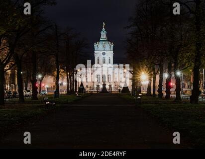 Berlin, Deutschland. November 2020. Das Schloss Charlottenburg leuchtet hell in der Dunkelheit. (Langzeitbelichtung) Kredit: Paul Zinken/dpa/Alamy Live Nachrichten Stockfoto