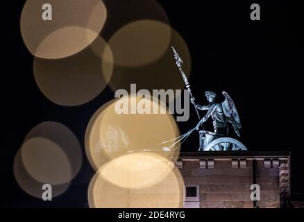Berlin, Deutschland. November 2020. Die Quadriga am Brandenburger Tor ist zwischen einer weihnachtlichen Beleuchtung zu sehen. (Langzeitbelichtung) Kredit: Paul Zinken/dpa/Alamy Live News Stockfoto