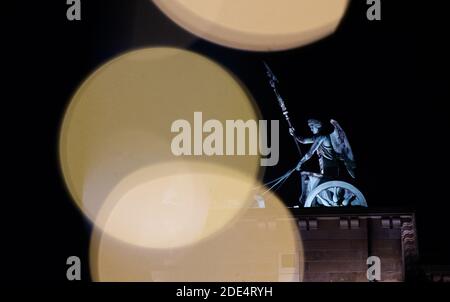 Berlin, Deutschland. November 2020. Die Quadriga am Brandenburger Tor ist zwischen einer weihnachtlichen Beleuchtung zu sehen. (Langzeitbelichtung) Kredit: Paul Zinken/dpa/Alamy Live News Stockfoto