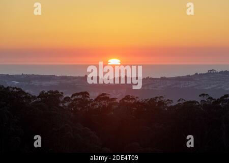 Blick auf den Sonnenuntergang von der Stadt Daly und dem Pazifik vom San Bruno Mountain State and County Park. Stockfoto