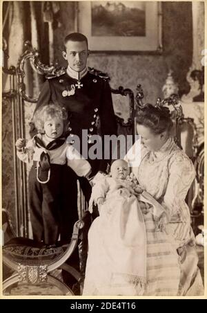 1902, april, Potsdam, Preußen, DEUTSCHLAND: Der deutsche Fürst Wilhelm FRIEDRICH Hermann Otto von WIED ( 1872 - 1945 ) mit Ehefrau PAULINE von WÜRTTEMBERG ( 1877 - 1965 ) und Söhnen: HERMANN (1899 - 1941, später verheiratet mit der Grafschaft Maria Antonia zu Stilberg-Wernigerode) und DIETRICH (1901 - 1976, später verheiratet mit der Gräfin Julie Grote). Wilhelm Friedrich war der Sohn von Wilhelm Adolph von WIED ( 1845 - 1907 ) und der Prinzessin von Holland Marie Wilhelmine Van ORANGE NASSAU DIETZ ( 1841 - 1910 ), Tochter von Friedrich I. Oranien-Nassau-Dietz VON DEN NIEDERLANDEN und Louise von Preußen ( 1808 - 1870 ), Stockfoto