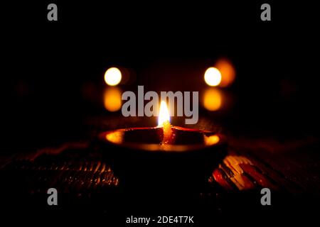 Beleuchtung von Diya häufig während der indischen Festivals getan. Karthigai deepam (Festival der Lichter) gefeiert in südindien. Stockfoto