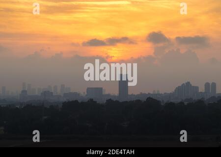 Eine Silhouette der Gebäude von Tel Aviv gegen die Hintergrund der untergehenden Sonne Stockfoto