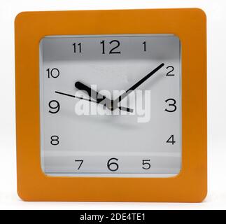 Ein Bild von Wanduhr isoliert auf weißem Hintergrund Stockfoto