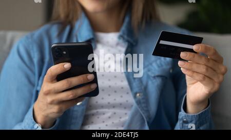 Banneransicht von Frau Shop online auf Zelle Stockfoto
