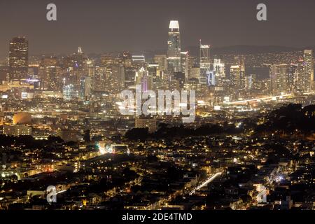 Nacht über San Francisco Downtown über San Bruno Mountain Stockfoto