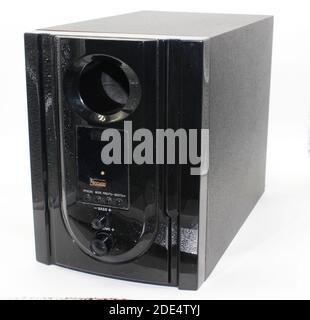 Ein Bild von lauten Woofer Box isoliert auf weißem Hintergrund Stockfoto
