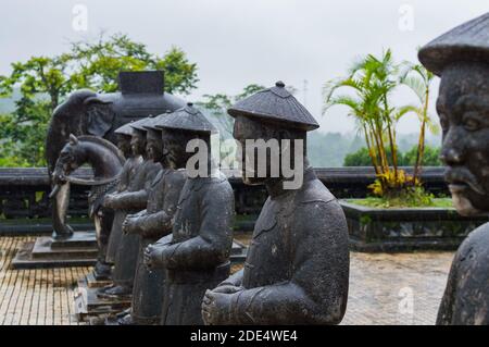 Statuen von Kriegern im Kaiserlichen Khai Dinh Grab in Hue, Vietnam. Regentag. Stockfoto