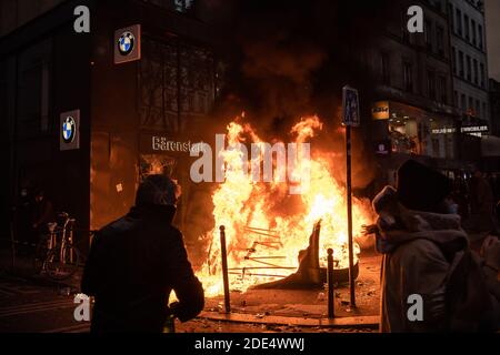 Paris, Frankreich. November 2020. Autos werden bei Zusammenstößen mit der Polizei bei einem Protest in Paris, Frankreich, am 28. November 2020 von Demonstranten verbrannt. Während der Proteste gegen einen umstrittenen Gesetzesentwurf, der die Veröffentlichung von Polizeibildern einschränkt, brach am Samstag in Paris und anderen französischen Städten Gewalt zwischen Polizei und Demonstranten aus. Quelle: Aurelien Morissard/Xinhua/Alamy Live News Stockfoto