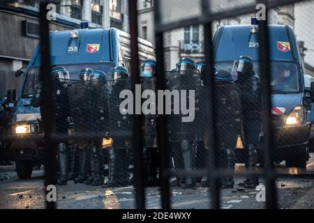 Paris, Frankreich. November 2020. Polizisten stehen Wache bei Zusammenstößen mit Demonstranten bei einem Protest in Paris, Frankreich, 28. November 2020. Während der Proteste gegen einen umstrittenen Gesetzesentwurf, der die Veröffentlichung von Polizeibildern einschränkt, brach am Samstag in Paris und anderen französischen Städten Gewalt zwischen Polizei und Demonstranten aus. Quelle: Aurelien Morissard/Xinhua/Alamy Live News Stockfoto