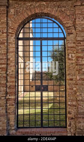 Bogenförmige Tür in San Gimignano Italien Stockfoto