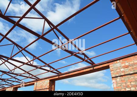 Dachkonstruktion mit Metalldachträgern Rahmen. Stockfoto