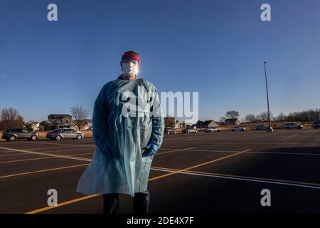 Benjamin Robison, der Gesundheitskommissar von Wood County, posiert für ein Foto vor der Reihe von Autos, die darauf warten, kostenlose COVID-19-Tests an der Perrysburg High School zu erhalten.Wood County Health Commissioner, Benjamin Robison, organisierte einen COVID-19 Pop-up-Teststandort an der Perrysburg High School in Perrysburg, Ohio. Robison schätzte, dass etwa 750 Tests an Patienten verabreicht wurden, als sie durch den Parkplatz der High School fuhren. Es gab nur eine Art von Test zur Verfügung gestellt, um Menschen, die kamen, um den freien Test zu erhalten, ein Polymerase-Kettenreaktion (PCR) Abstrichtest, der im Allgemeinen t Stockfoto