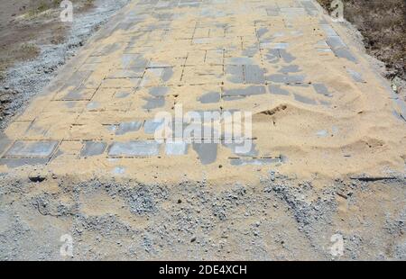 Pflasteranlage und bedeckter Sand für Hausgartenweg. Stockfoto